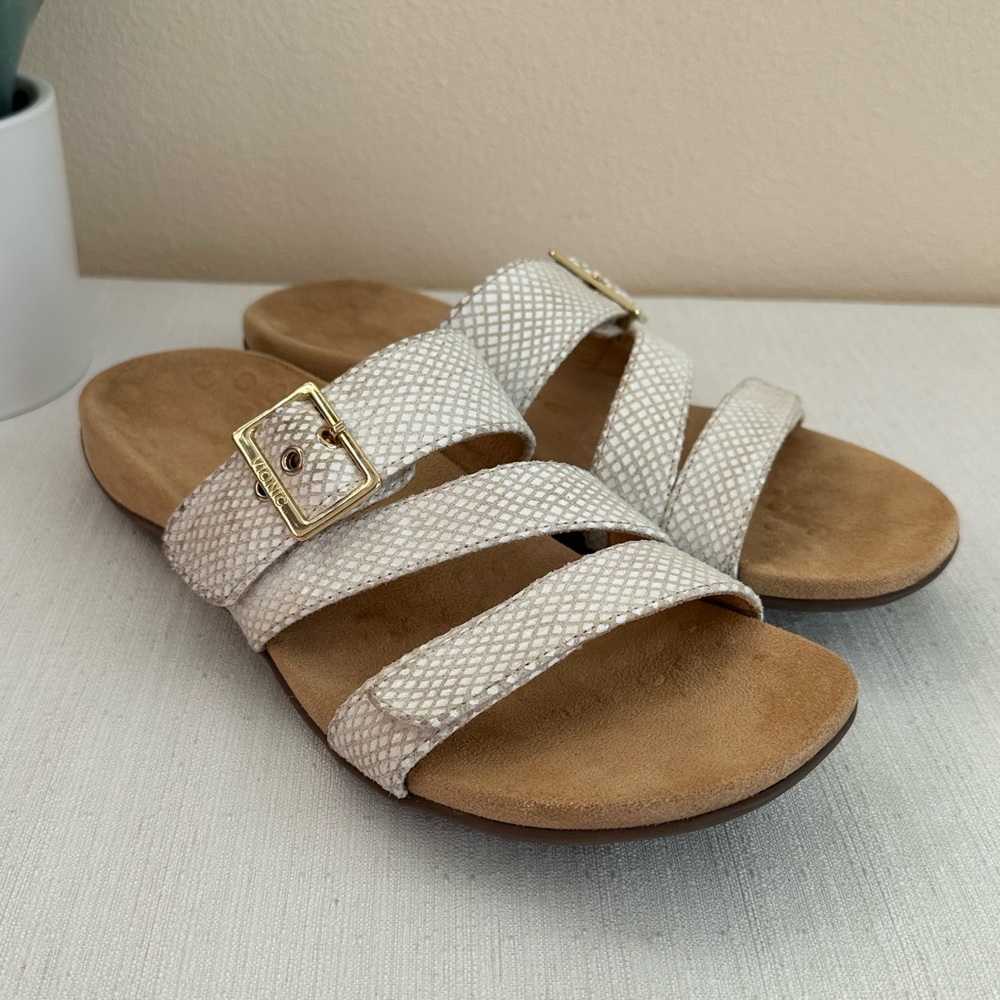 Vionic Skylar White Leather Snake Skin Texture Buckle Orthotic